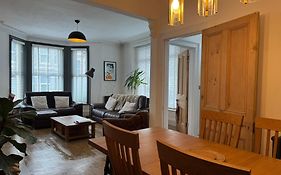 Large Home Sleeps 6 Central Location Free Parking